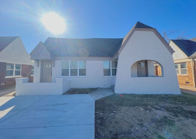 Building Photo - $500 OFF FIRST MONTHS RENT! Charming Duplex on 21st St.