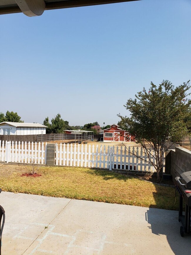 Building Photo - HORSE'S HORSE'S.....GREAT HOUSE WITH LOTS OF LAND AND A BARN