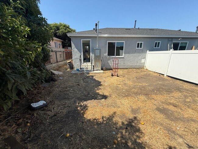 Building Photo - 1302 W 109th St