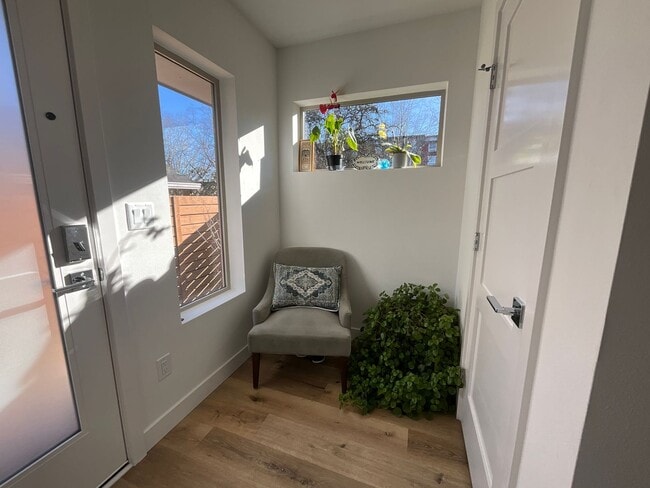 Building Photo - Stunning Townhouse in Ballard