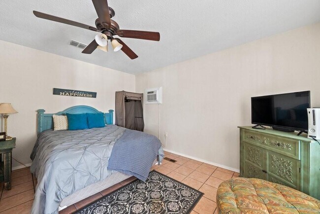 Building Photo - 2033 Lakeview Dr