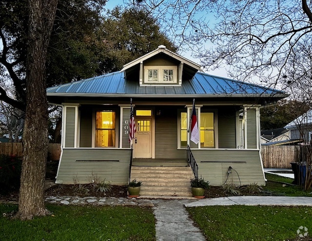 Building Photo - 609 N River St