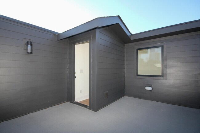 Building Photo - 1110 Greenleaf Ave