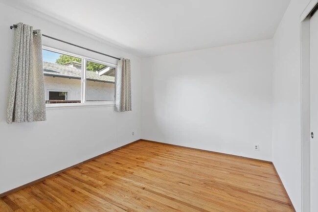 Building Photo - 558 Walnut Dr