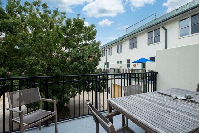Building Photo - Exclusive Townhome with garage - Regents Park