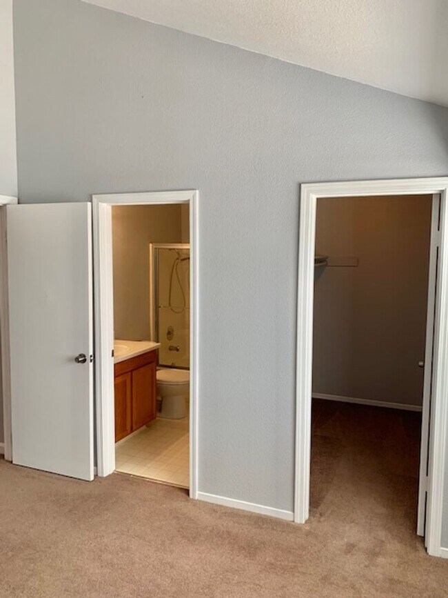 Building Photo - Tranquil 2 bed 2.5 bath Townhouse in Fairf...