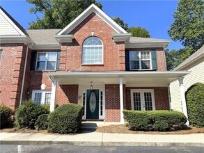 Building Photo - 2075 Pine Tree Dr