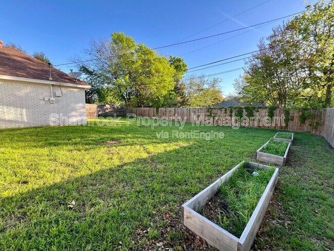 Building Photo - 208 Bonham Dr