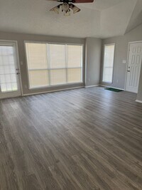 Building Photo - 3 bedroom 2 bath Home Available Now