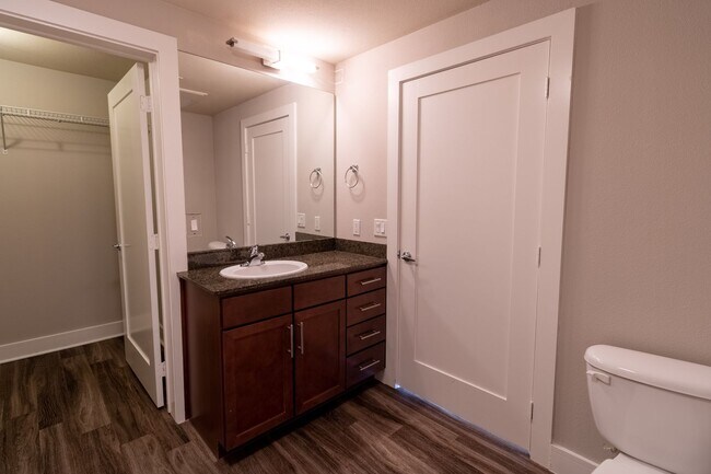 Building Photo - Modern 2 Bedroom, 2 Bathroom in West Campus