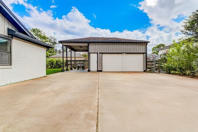 Building Photo - 9923 Emnora Ln