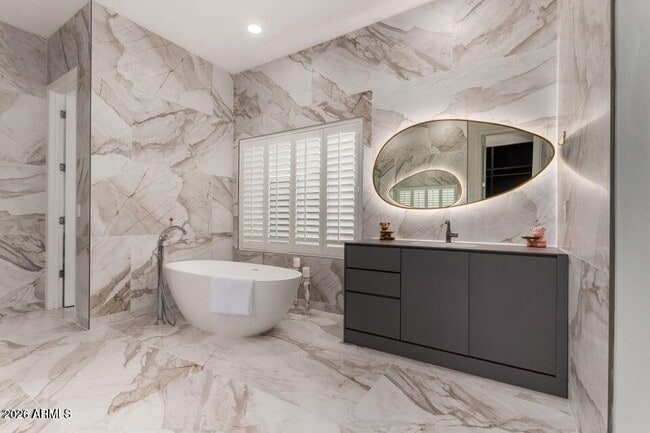 Building Photo - 11312 E Greenway Rd