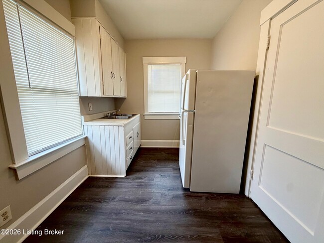 Building Photo - 2013 E Oak St