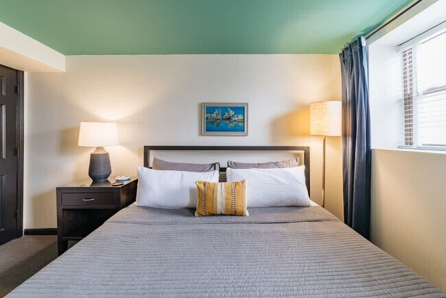 Building Photo - 1708 W Waveland Ave