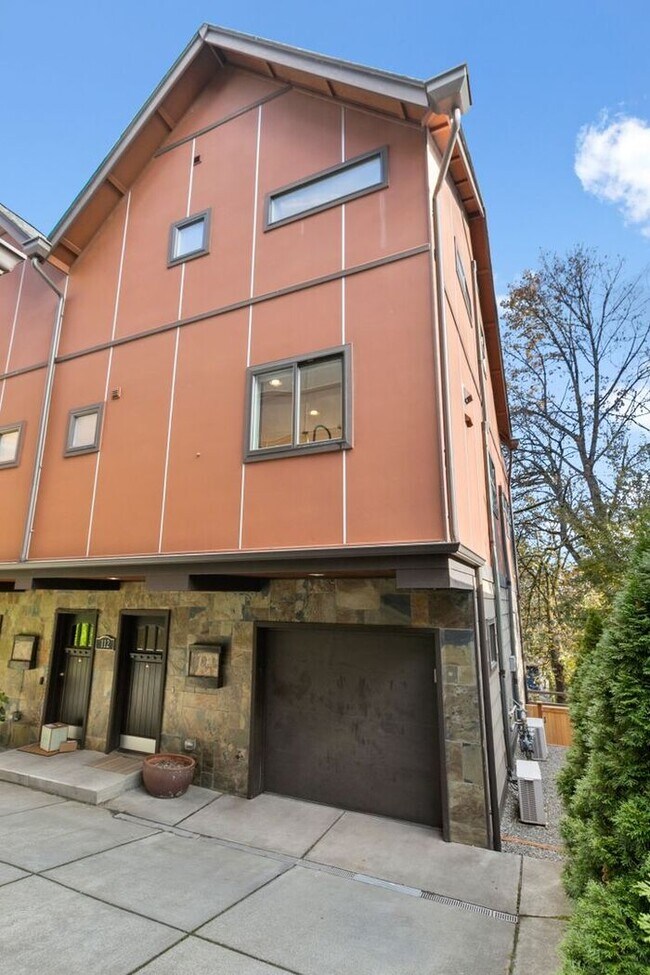 Building Photo - Luxurious Air-Conditioned Leschi View Townhome