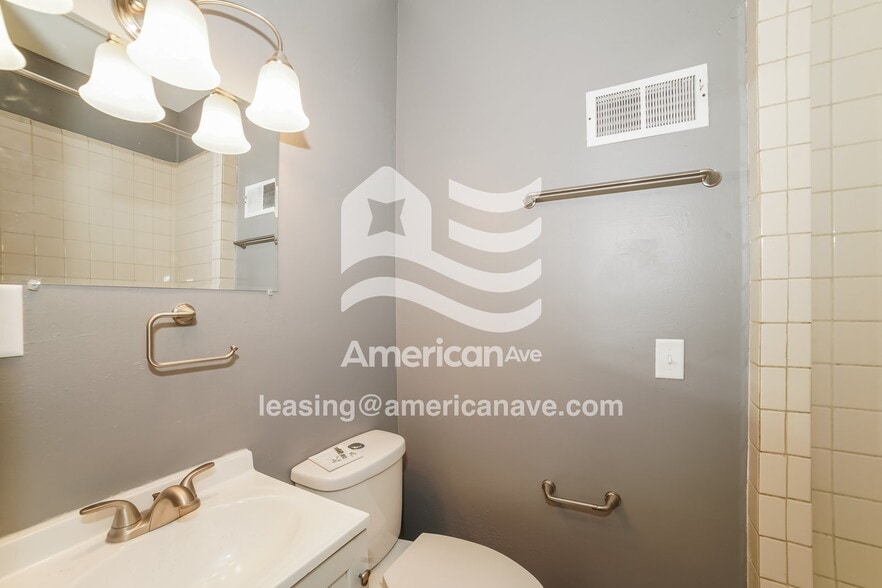 Building Photo - 204 E Thrush Ave