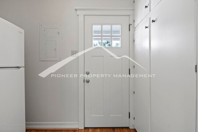 Building Photo - Charming Bungalow in Patty Jewett Neighborhood! 3bed, 2 bath, Enclosed yard, 1 car garage, carport