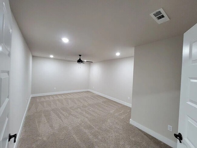 Building Photo - 4202 SW Plumley Ave