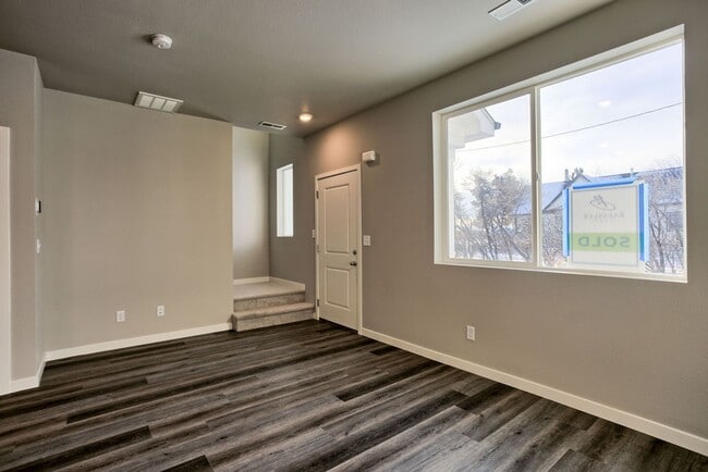 Building Photo - Beautiful Townhome For Lease