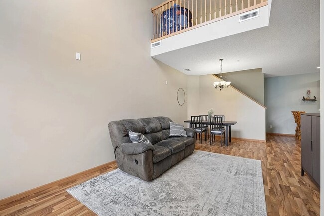 Building Photo - Quiet 2 bedroom with study area.