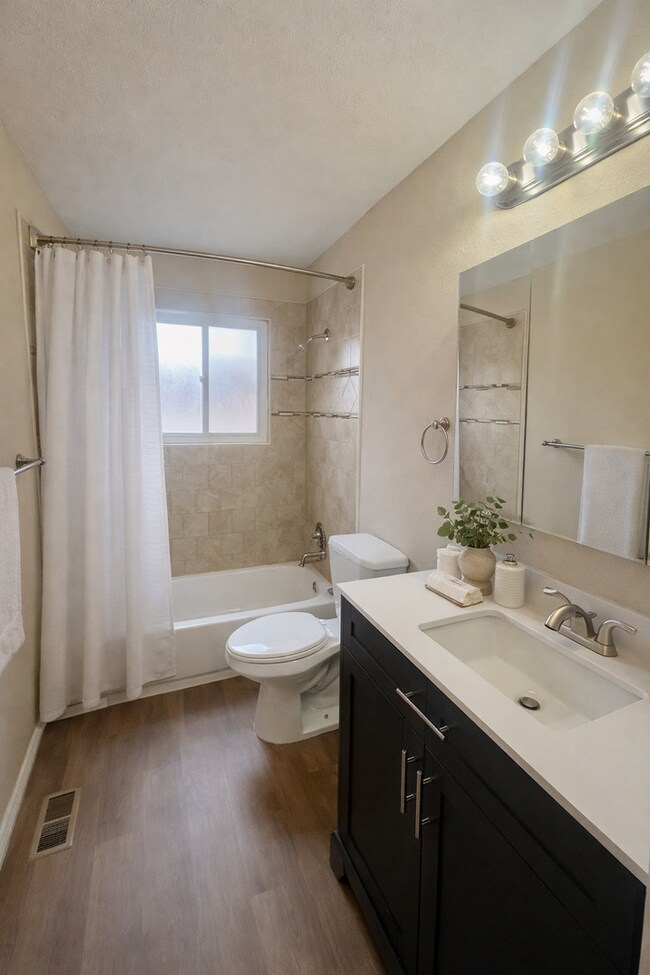 Building Photo - Great 5 bedroom ranch style home close to everything!