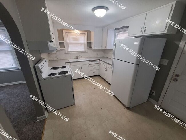 Building Photo - Spacious Raytown Home-Available NOW!!