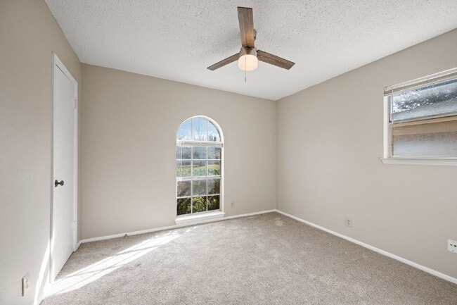 Building Photo - Charming 3-Bed, 2-Bath Gem in Fort Worth – Your Cozy Living Awaits!