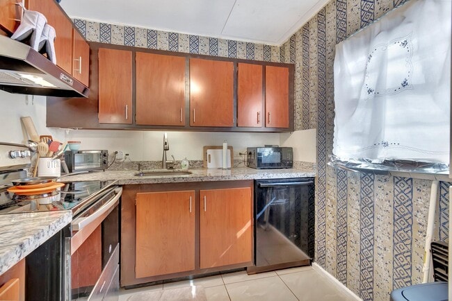 Building Photo - 116 Mansfield C