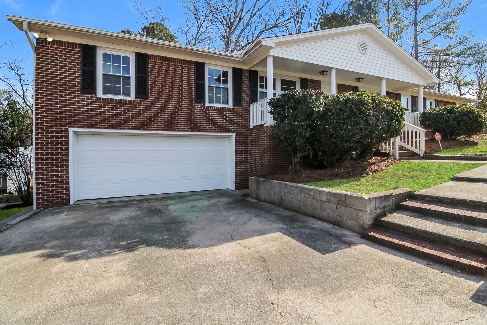 Building Photo - 1807 Holly Hill Dr