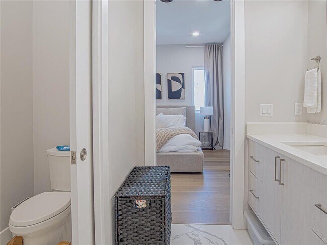 Building Photo - 370 6th St S