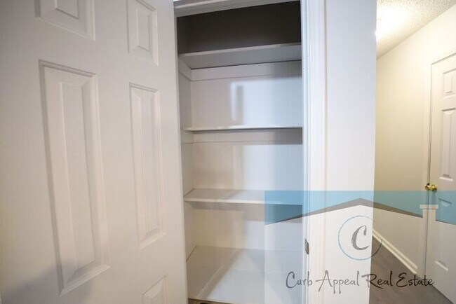 Building Photo - Spacious 3 bed/2 bath home - garage, deck, fenced back yard - includes yard care!!