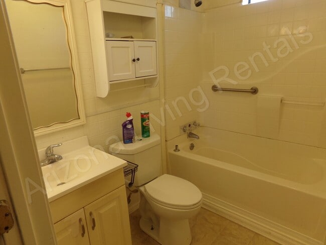 Building Photo - ADORABLE 2 BEDROOM 1 BATHROOM HOME