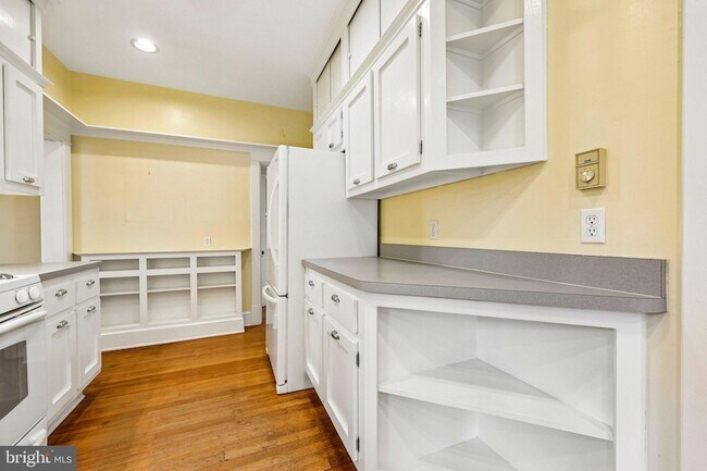 Building Photo - 526 N Ivy St