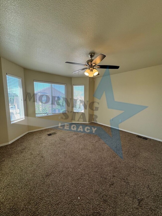 Building Photo - LARGE 4 bed home!