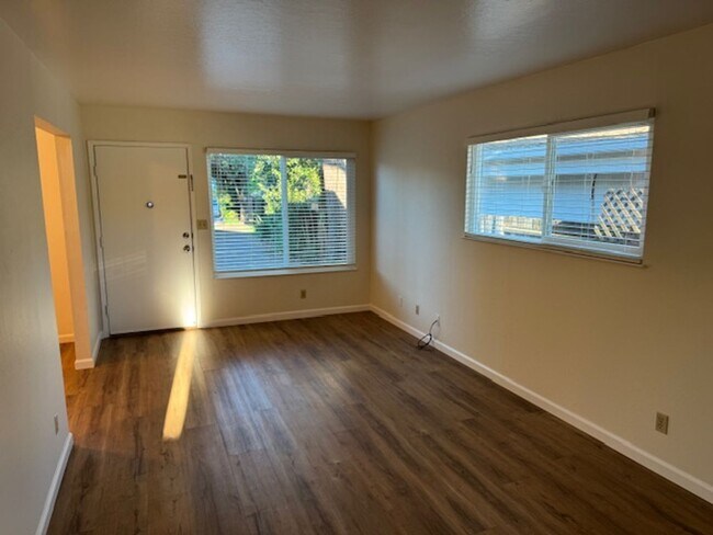 Building Photo - Cvet-2