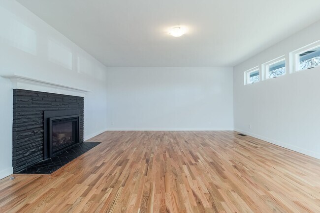 Building Photo - 1830 Echo Pl