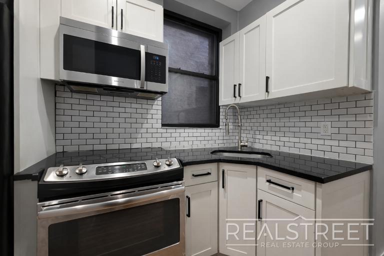 Building Photo - 1 Bed W. Tons of Space in Crown Heights!