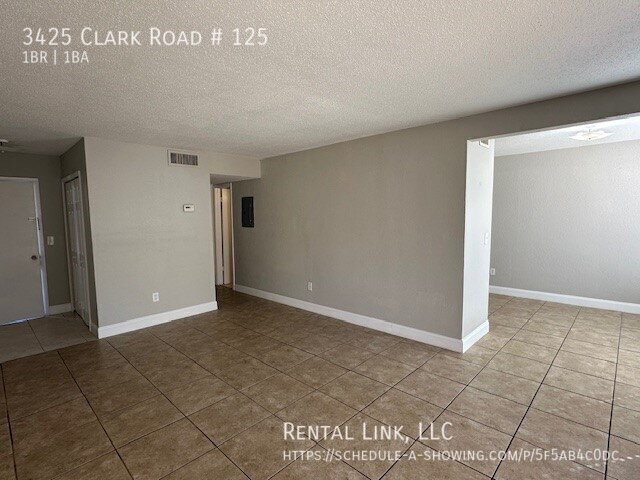 Building Photo - Spacious condo with a private patio, pool,...