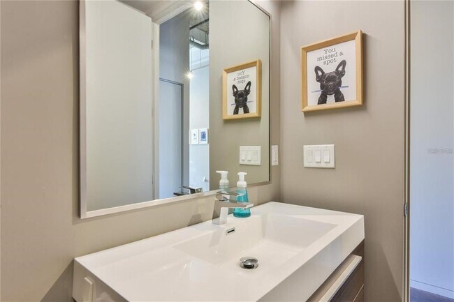 Building Photo - 302 SE Broadway St