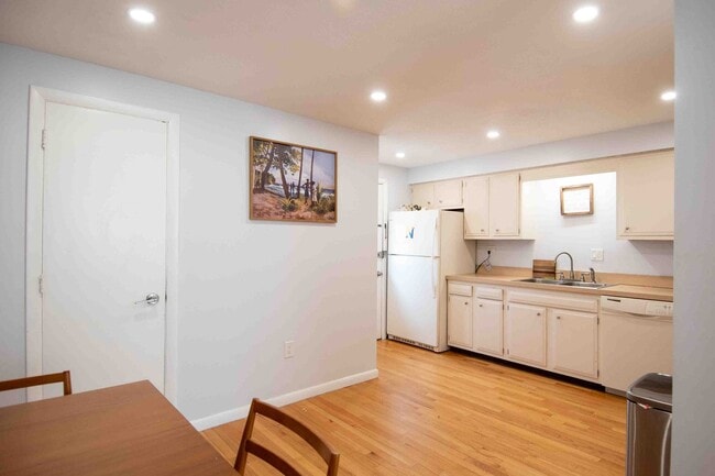 Building Photo - 2 Bedroom Condo Available August 1st