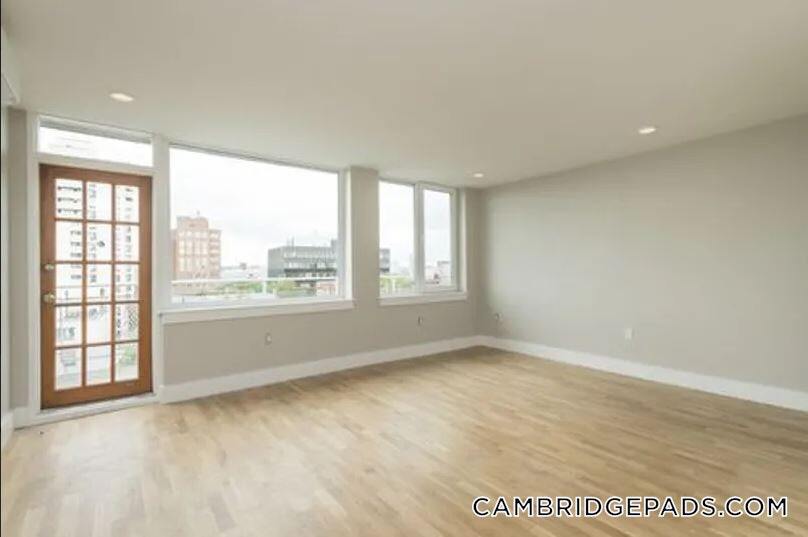 Building Photo - 1000 Memorial Dr