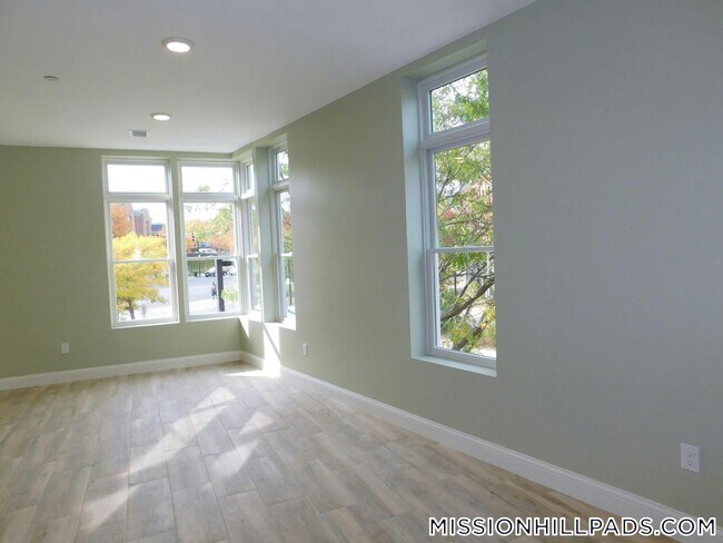 Building Photo - 10 Roxbury St