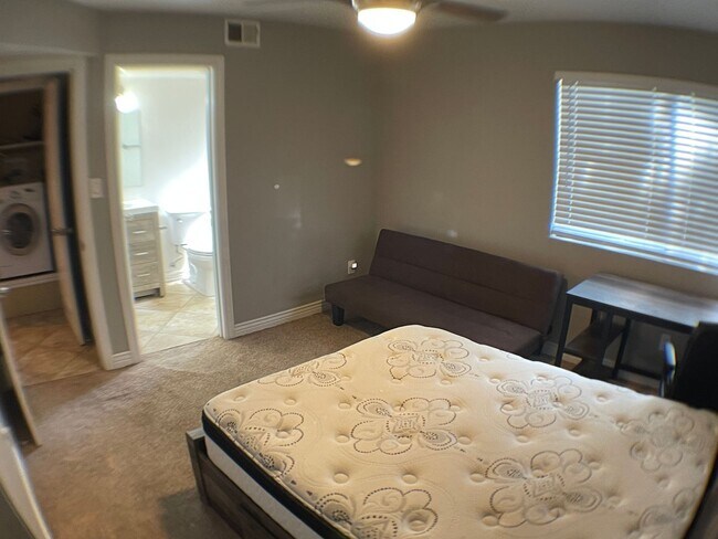 Building Photo - Furnished 2BR Condo with Dual Primary Suit...