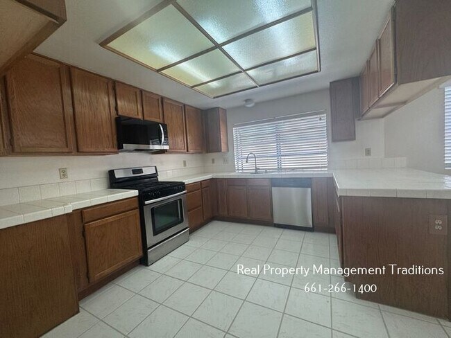 Building Photo - 4 + 3 Pool Home in West Lancaster