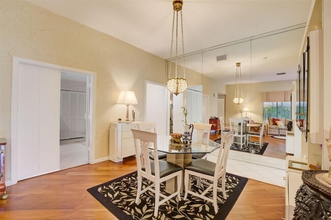 Building Photo - 5051 Pine Dr