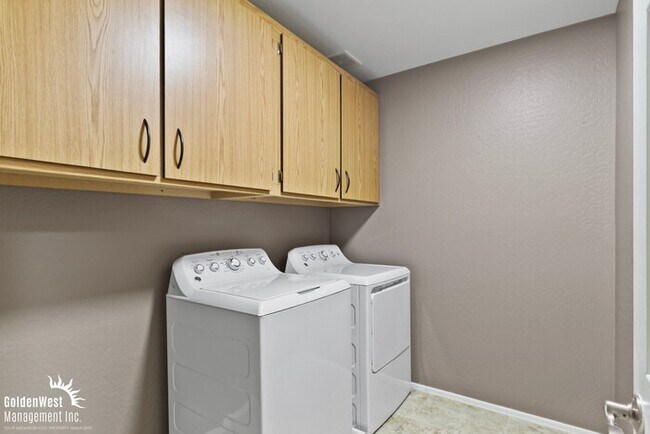 Building Photo - Stunning 4Bdm 3Ba Home with Modern Features in Waddell!