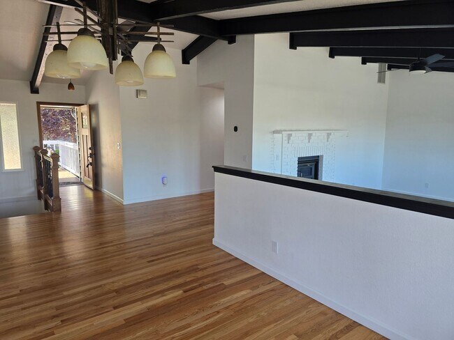 Building Photo - Spacious 5 Bedroom Home With Valley Views In SW Reno!