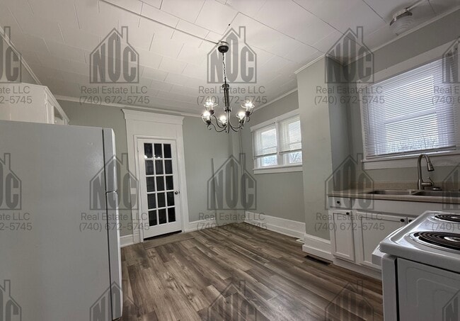 Building Photo - 1236 1/2-1236 1/2 E Locust St