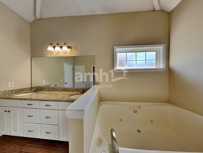 Building Photo - 4002 Greentree Ct