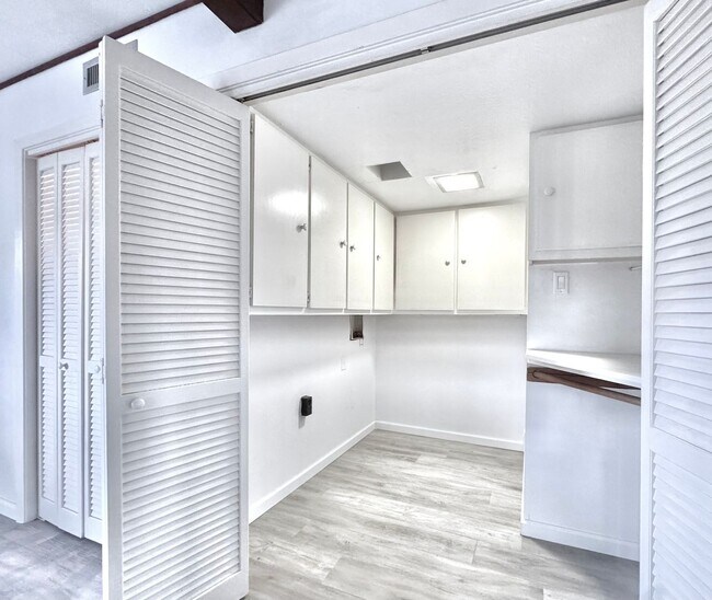 Building Photo - Spacious Baton Rouge Beauty on a Tree-Shad...